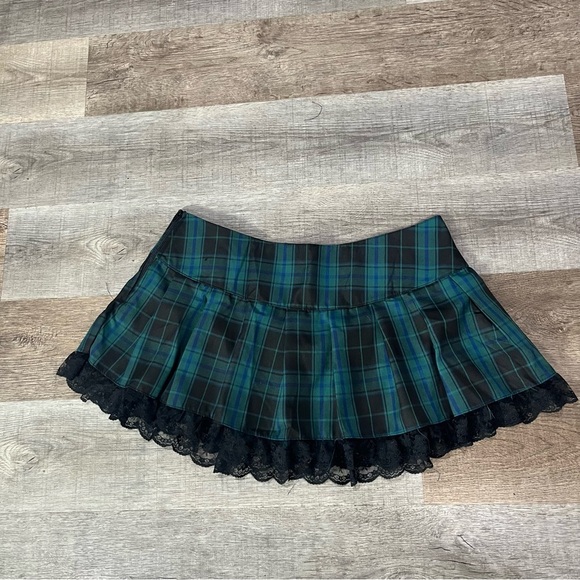 DOLLS KILL WIDOW GREEN & BLACK PLAID PLEATED MINI SKIRT – SIZE 1X (NWT) - Picture 3 of 11